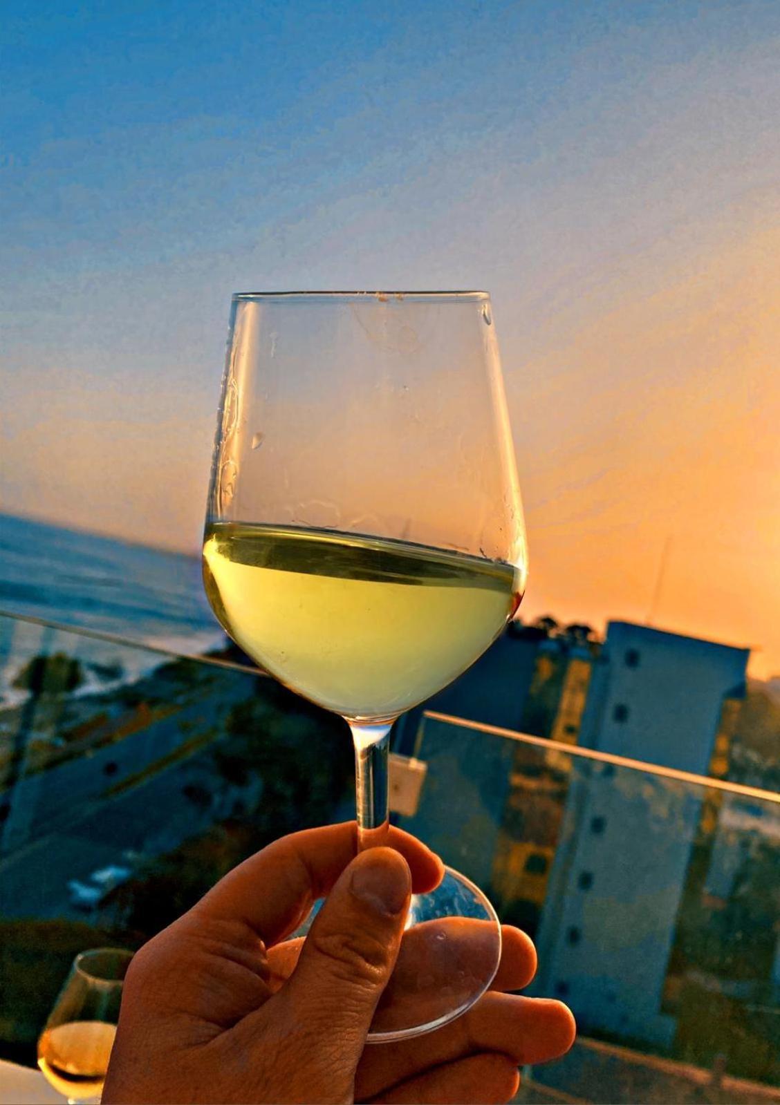The White Pearl Suite - Beach Front City Centre With Sea View. Limisso Esterno foto